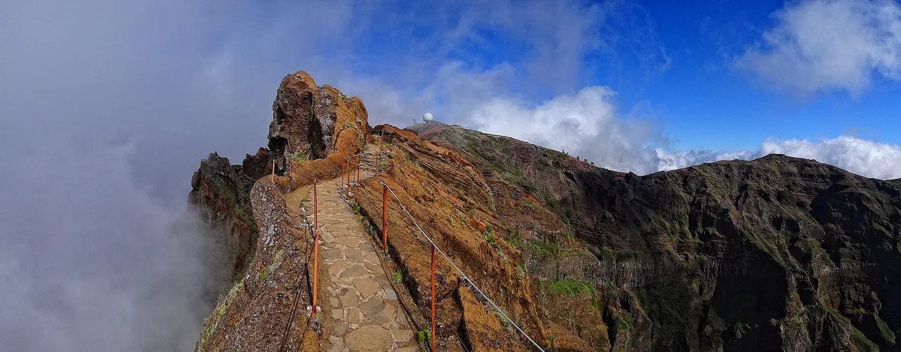 Vereda do Areeiro (the "Stairway to Heaven"), Madeira hiking trail in Câmara De Lobos (PR1)